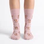 Chaussettes roses SocksLab motif chat au verre de vin, portees, vue de face