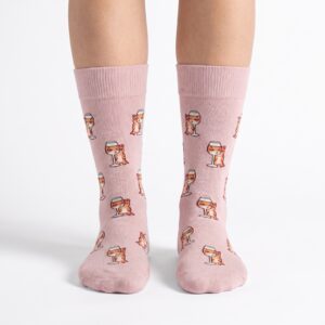 Chaussettes roses SocksLab motif chat au verre de vin, portees, vue de face