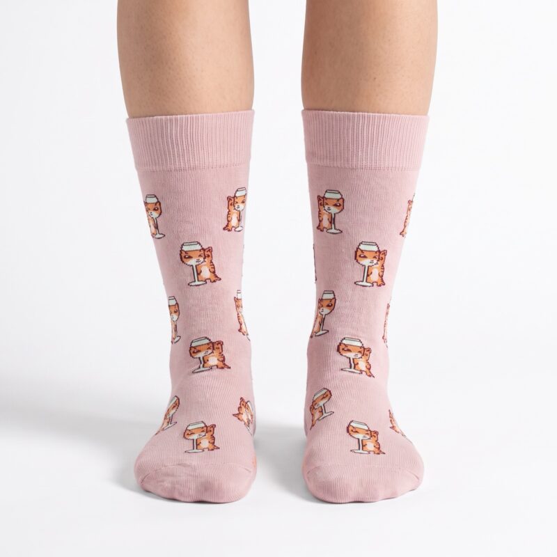 Chaussettes roses SocksLab motif chat au verre de vin, portees, vue de face